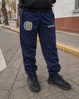 Pantalón Deportivo frisado premium, con bolsillos y puño en ruedo. Unisex, para usarlos y usarlos
