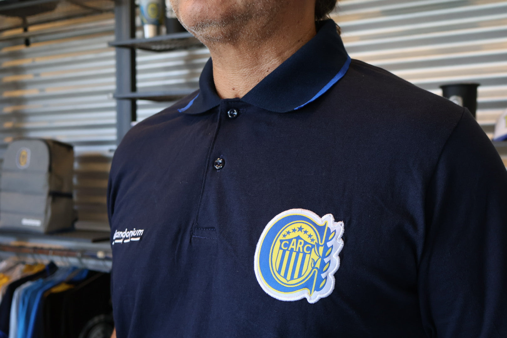 Chomba de Algodón Escudo Bordado