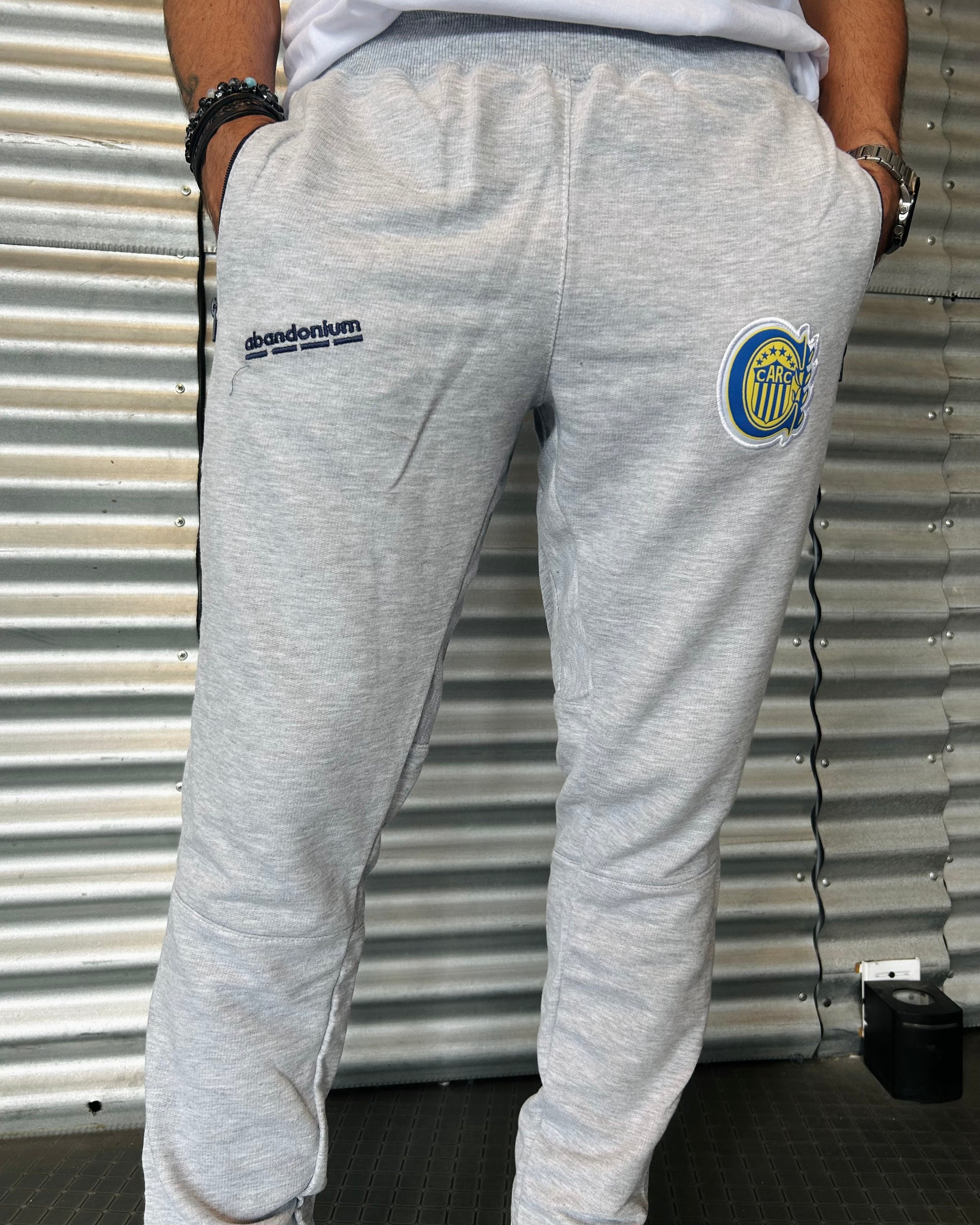 Pantalón Largo Rústico Escudo Oficial Bordado