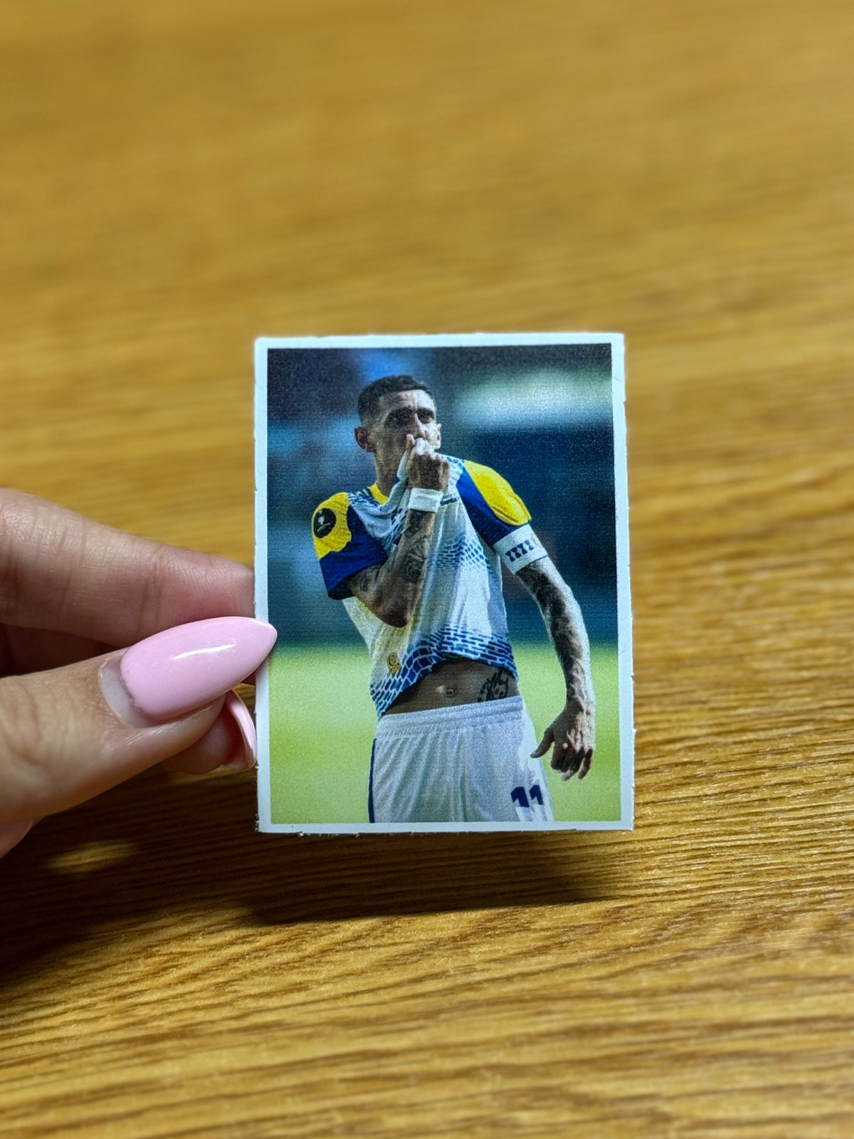 Calco Di María beso escudo