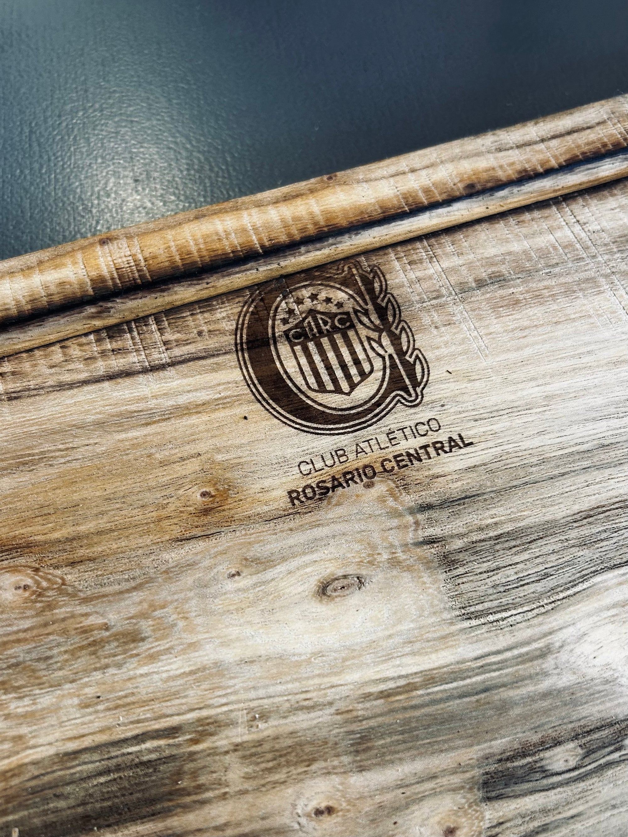 Tabla de Madera Escudo Grabado